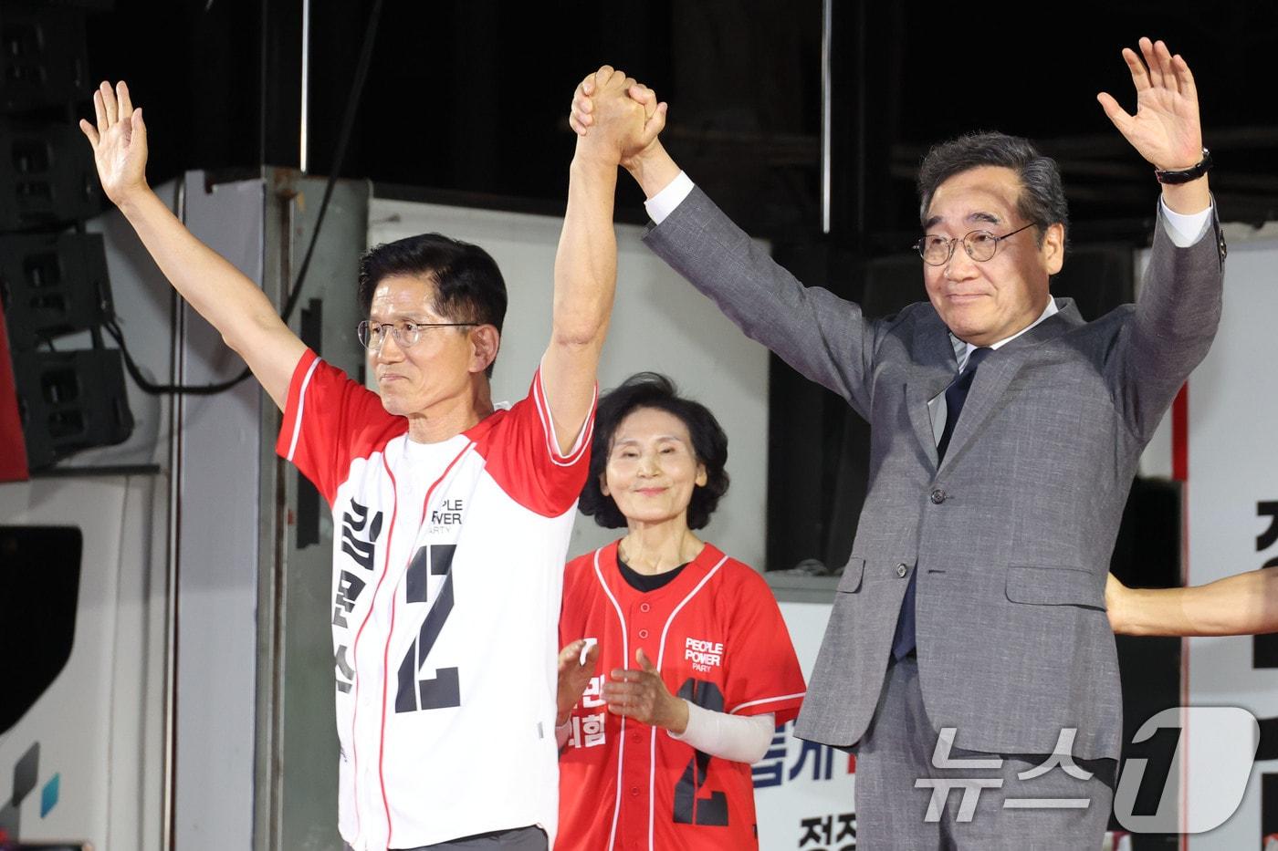 김문수 국민의힘 대통령 후보가 제21대 대통령 선거를 하루 앞둔 2일 오후 서울 중구 서울시청 앞 광장에서 열린 &#39;울려라 함성, 들어라 승리의 메아리&#39; 피날레 유세에서 이낙연 전 국무총리와 함께 시민들을 향해 인사하고 있다. 2025.6.2/뉴스1 ⓒ News1 이광호 기자