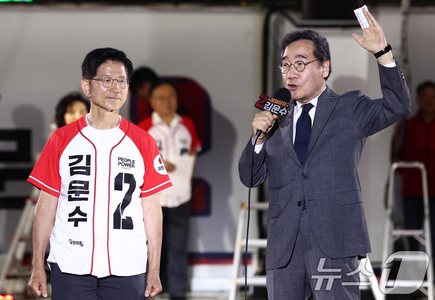 본문 이미지 - 이낙연 전 국무총리가 제21대 대통령 선거를 하루 앞둔 2025년 6월 2일 오후 서울 중구 서울시청 앞 광장에서 열린 김문수 국민의힘 대통령 후보의 '울려라 함성, 들어라 승리의 메아리' 피날레 유세에서 김 후보 지지 연설을 하고 있다. 2025.6.2 ⓒ 뉴스1 김민지 기자