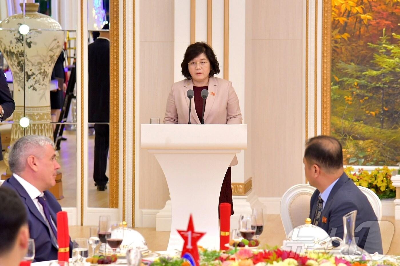 (평양 노동신문=뉴스1) = 노동당 기관지 노동신문은 20일 "조약 체결 1돌에 즈음해 조선민주주의인민공화국 외무성과 우리나라(북한) 주재 러시아대사관이 공동으로 마련한 연회가 지난 19일 진행됐다＂라고 보도했다. [국내에서만 사용가능. 재배포 금지. DB 금지. For Use Only in the Republic of Korea. Redistribution Prohibited] rodongphoto@news1.kr