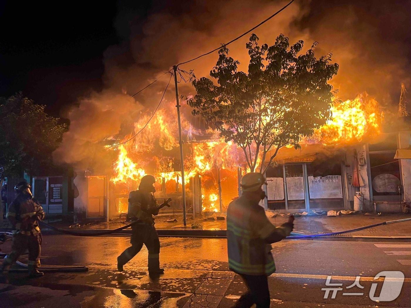 본문 이미지 - 강원 강릉 옥계면 현내시장 내 식당 화재 현장.(강원도소방본부 제공, 재판매 및 DB 금지) 2025.6.20/뉴스1