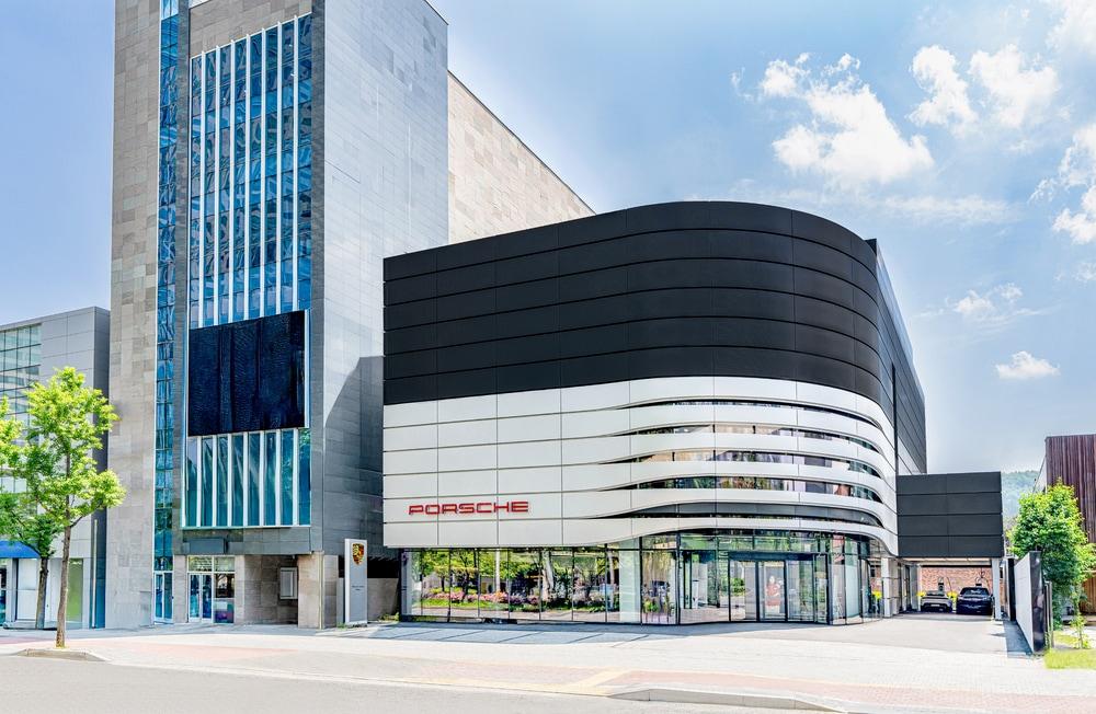 본문 이미지 - 대구 수성구에 위치한 포르쉐 전시장인 '포르쉐 센터 대구'가 지난 18일 새단장을 마치고 문을 열었다<자료사진>(포르쉐코리아 제공). 2025.06.20.