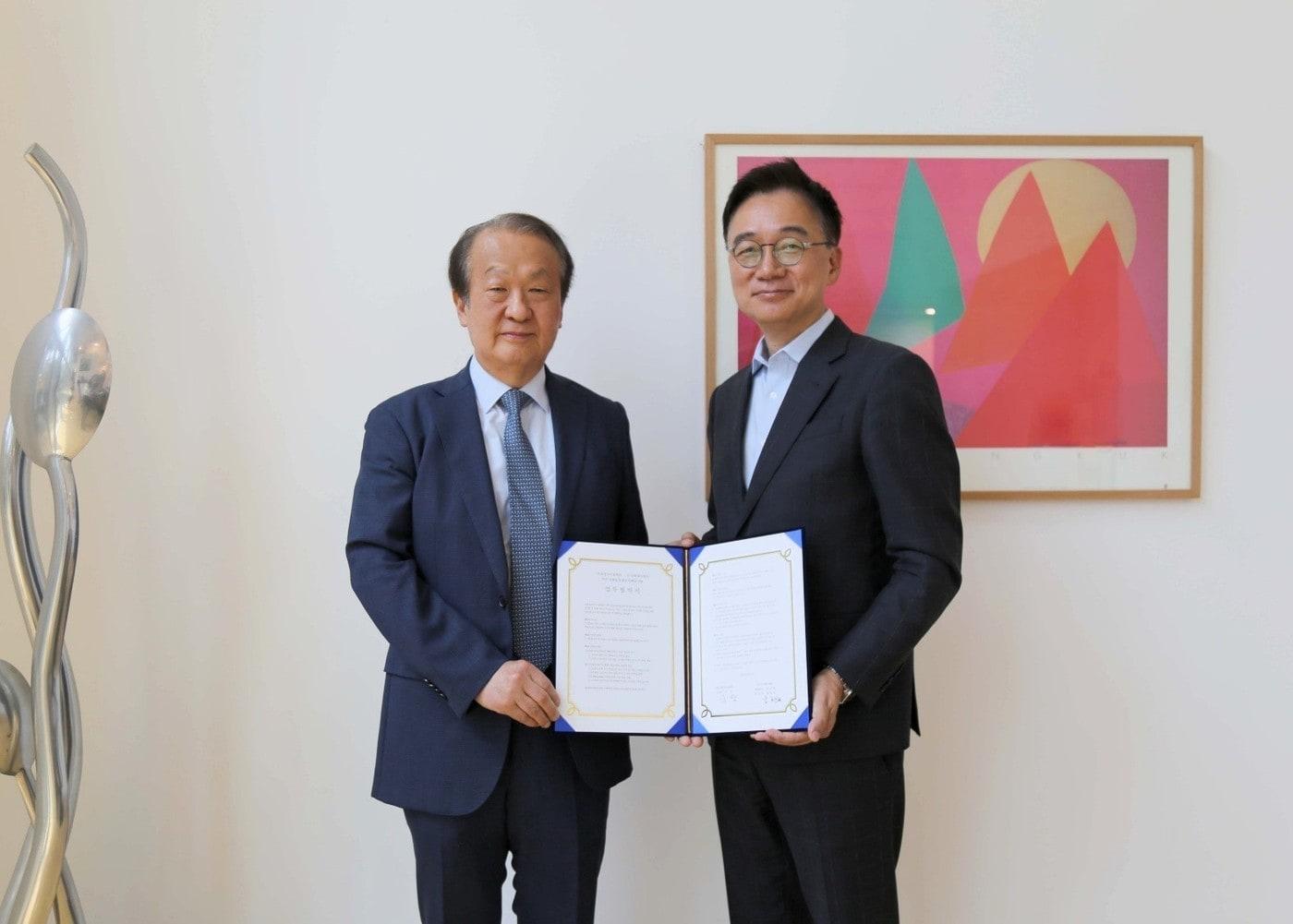 본문 이미지 - 지난 18일 유영국미술문화재단에서 양호진 신세계디에프 전무(오른쪽)과 유진 유영국미술문화재단 이사장(왼쪽)이 업무협약 체결 후 기념촬영을 하는 모습.(신세계면세점 제공). 