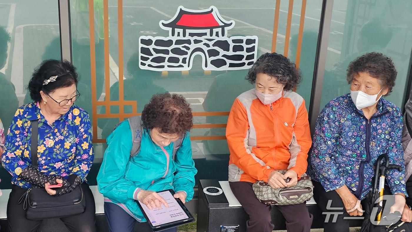 해미 버스 승강장에서 키오스크를 활용해 행복버스를 호출하는 어르신 모습. (서산시 제공. 재판매 및 DB 금지) 2025.6.20/뉴스1