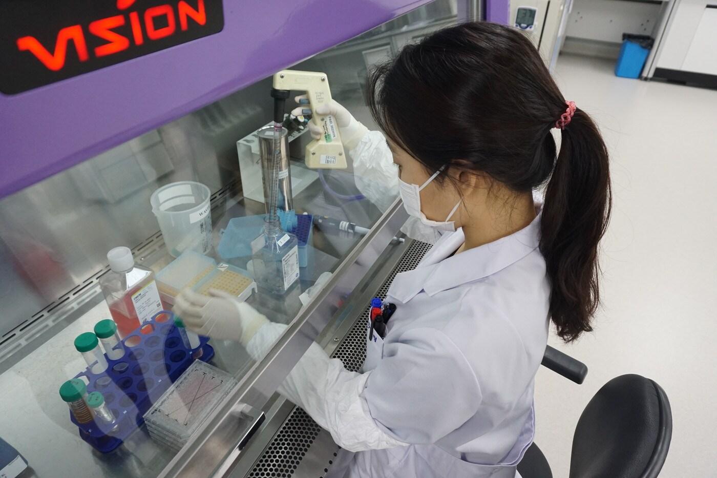 신라젠 연구원이 물질분석 연구를 하고 있다.&#40;신라젠 제공&#41;/뉴스1