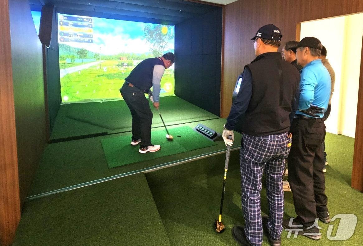 본문 이미지 - 실내 파크골프장(1호점)에서 파크골프를 즐기는 어르신.(영등포구 제공)