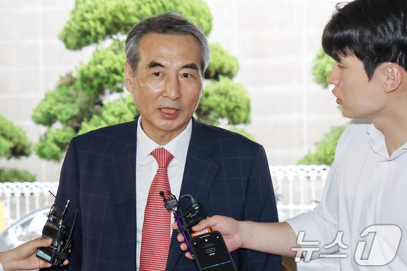 윤석열 전 대통령의 부인 김건희 여사 의혹 관련 사건을 맡은 민중기 특별검사가 20일 오전 서울 서초구 사무실로 출근하고 있다. 2025.6.20/뉴스1 ⓒ News1 민경석 기자