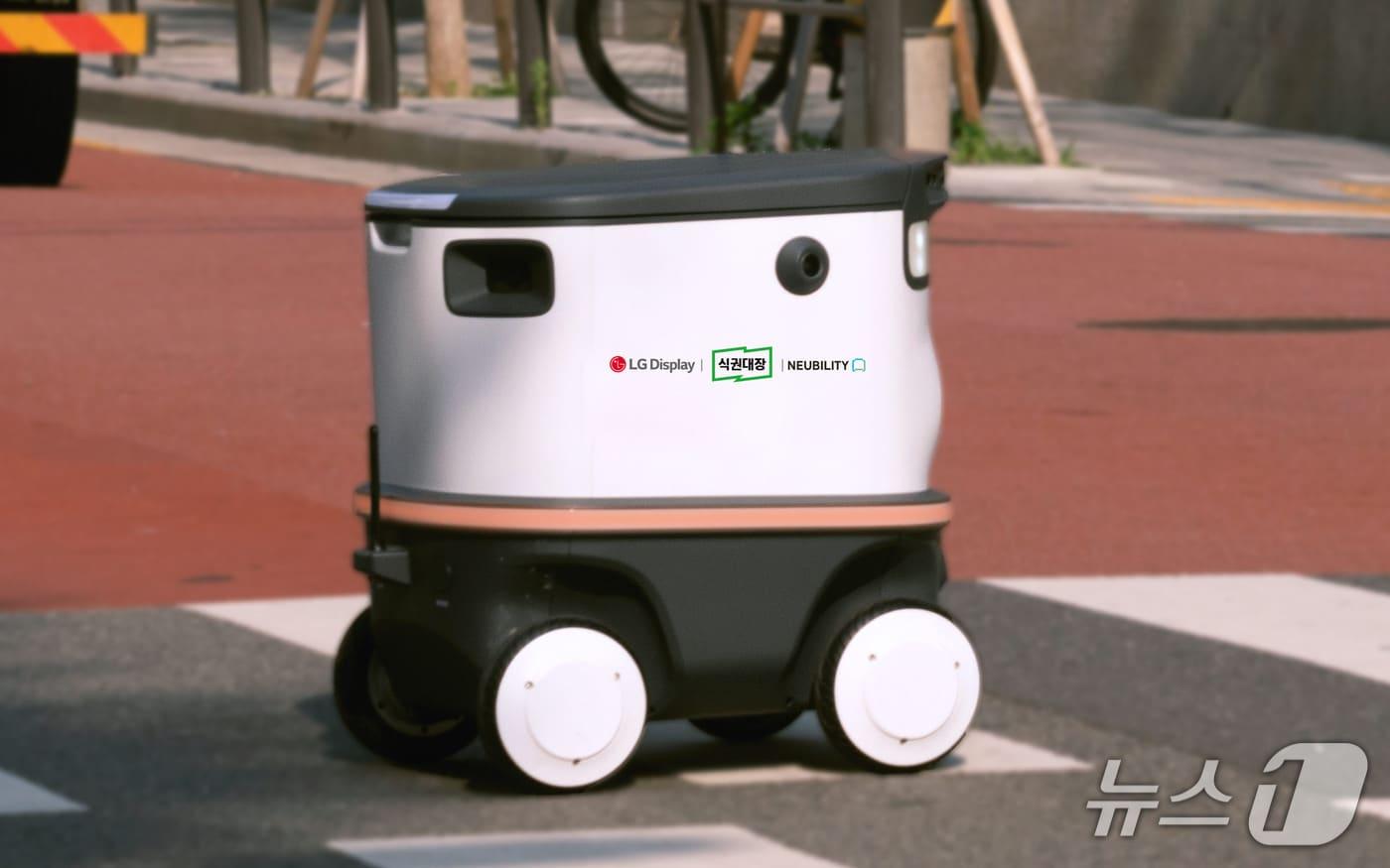현대벤디스의 식권대장을 통해 산업단지 식음료 로봇배달 상용화에 나서는 뉴빌리티의 '뉴비'.(뉴빌리티 제공)