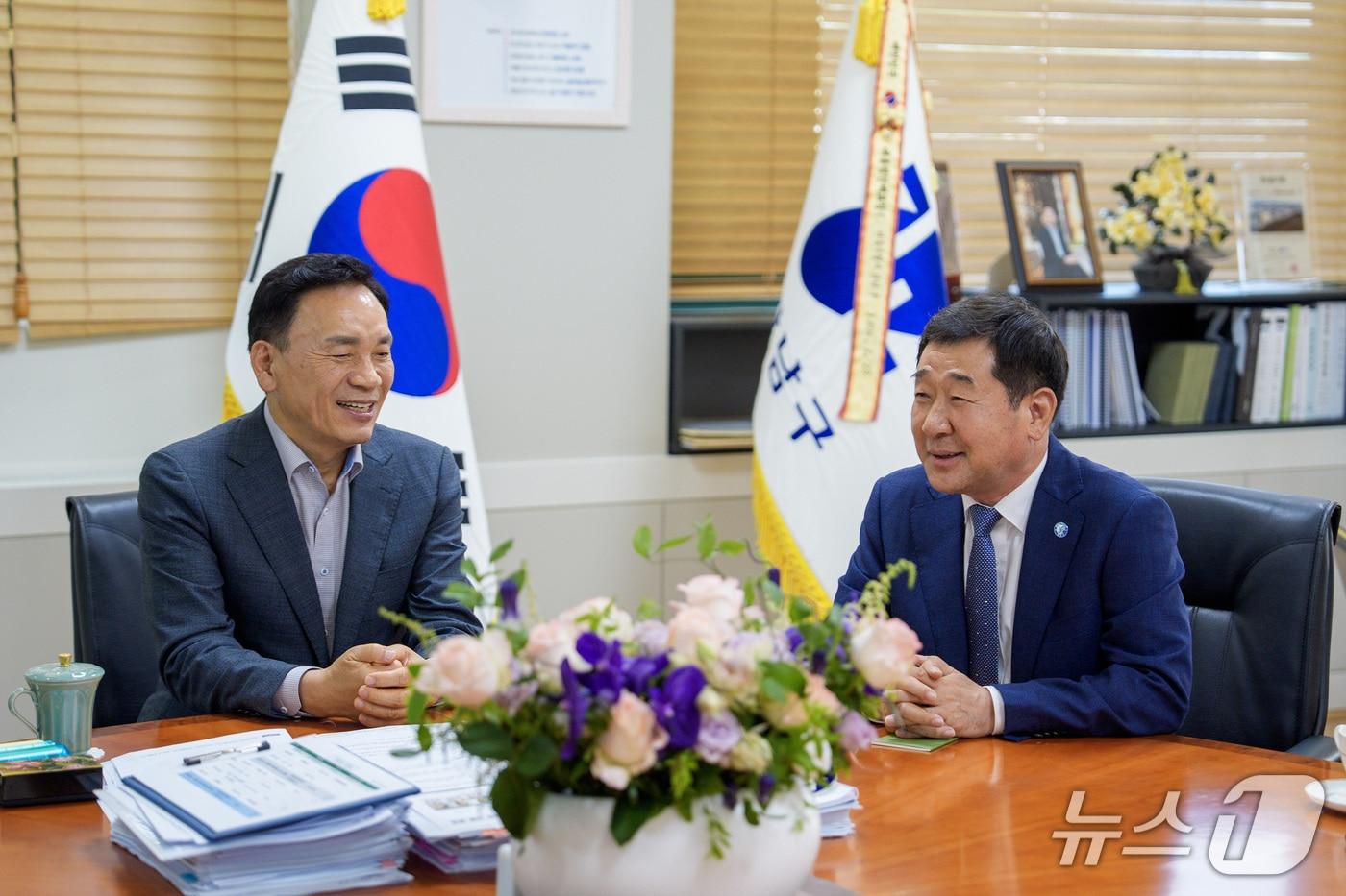 이재영 충북 증평군수와 조성명 서울 강남구청장이 강남구청에서 만나 그간의 교류 성과를 되짚고, 협력 확대 방안을 심도 있게 논의했다.(증평군 제공, 재판매 및 DB금지)/뉴스1