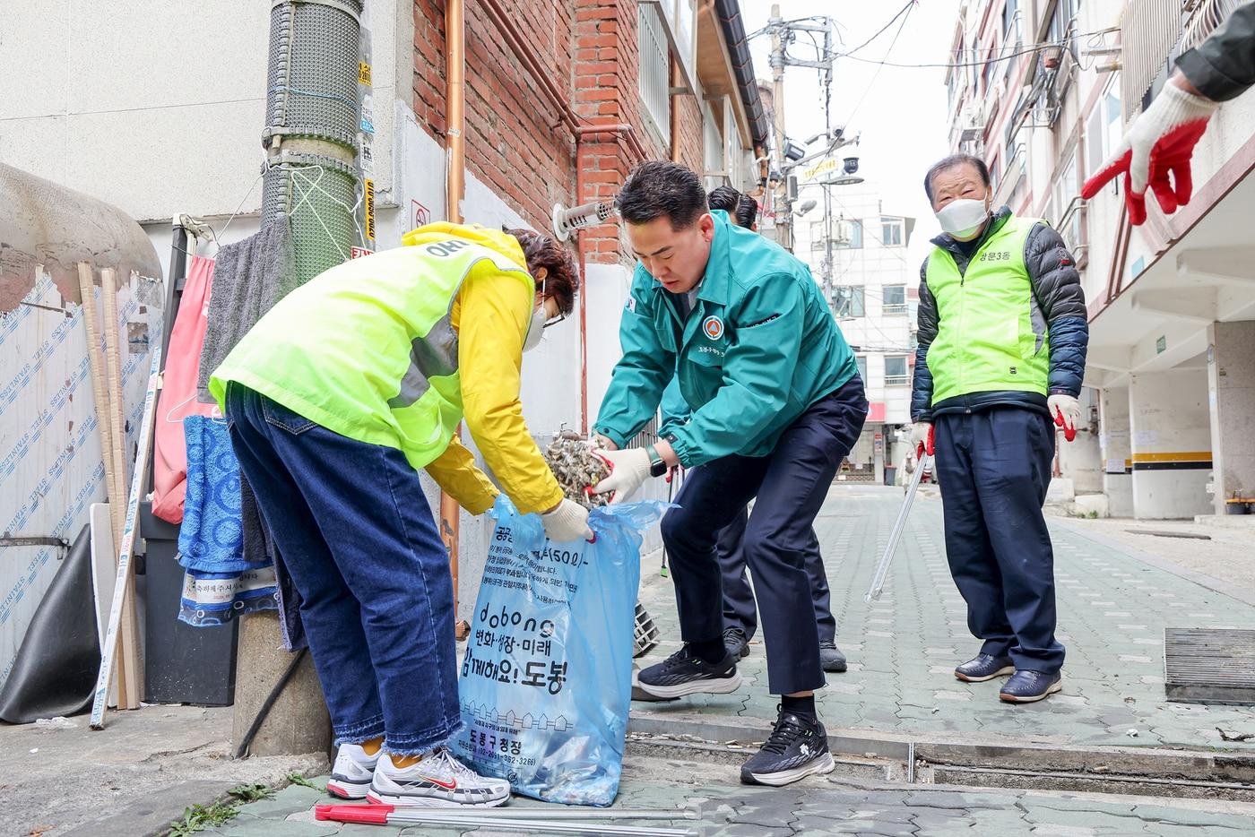 오언석 도봉구청장이 주민들과 함께 빗물받이를 청소하고 있다.(서울시 제공)