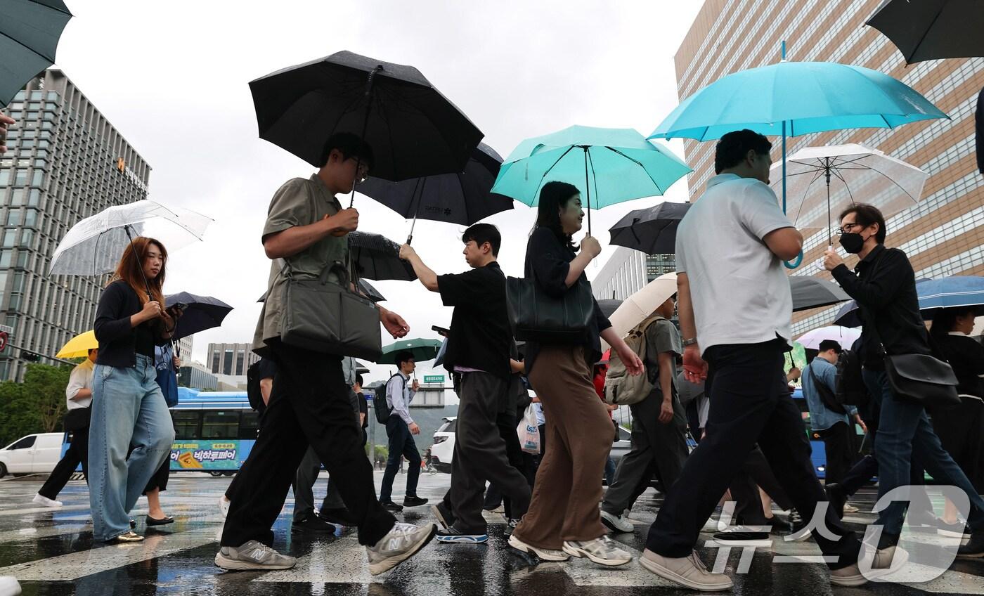 장마가 시작되며 서울 전역에 호우주의보가 내려진 20일 오전 서울 광화문네거리에서 우산을 쓴 시민들이 출근하고 있다. 2025.6.20/뉴스1 ⓒ News1 임세영 기자