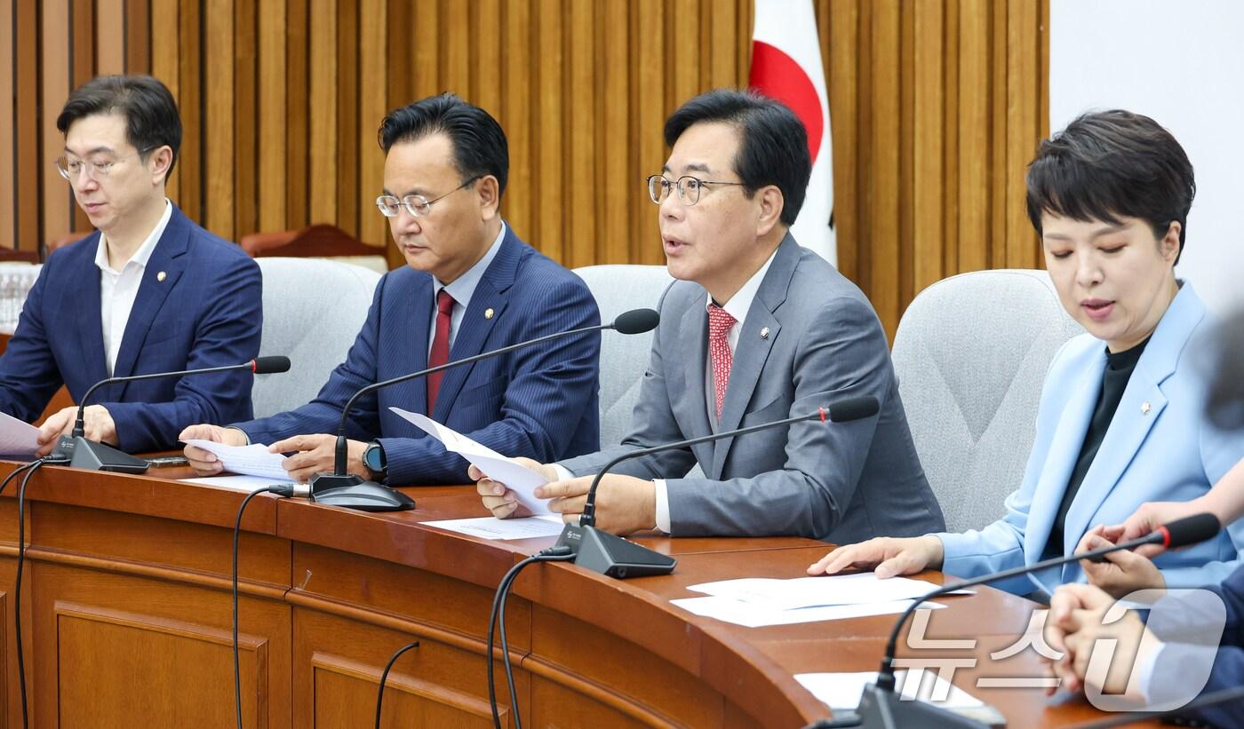 송언석 국민의힘 원내대표가 20일 오전 서울 여의도 국회에서 열린 원내대책회의에 참석해 모두 발언하고 있다. 왼쪽부터 강민국 의원, 유상범 원내운영수석부대표, 송 원내대표, 김은혜 원내정책수석부대표. 2025.6.20/뉴스1 ⓒ News1 안은나 기자