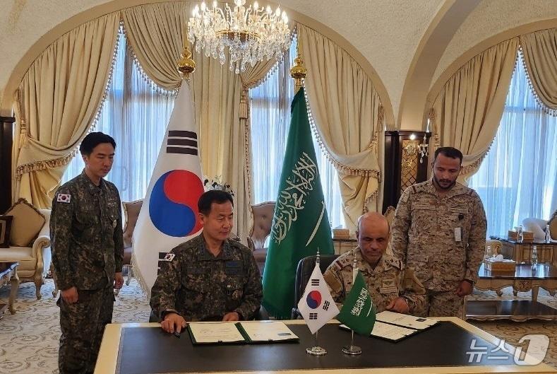 본문 이미지 - 손정환 합참 전략기획본부장(공군 중장)이 19일(현지시간) 사우디 리야드에서 하메드 라페 알-아므리사우디 총참모부 참모장(공군 소장)과 합의서에 서명을 하고 있다. (합동참모본부 제공. 재판매 및 DB 금지) 2025.6.20/뉴스1