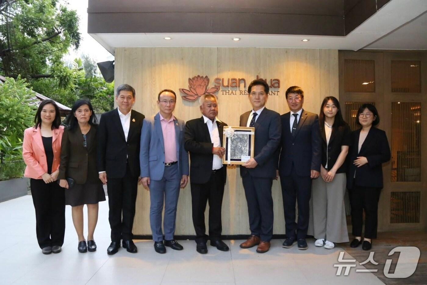 태국 노동부 분쏭 탑차이윳 차관, 박종필 사무총장과 관계자들이 기념촬영을 하고 있다.(사진제공=노사발전재단)