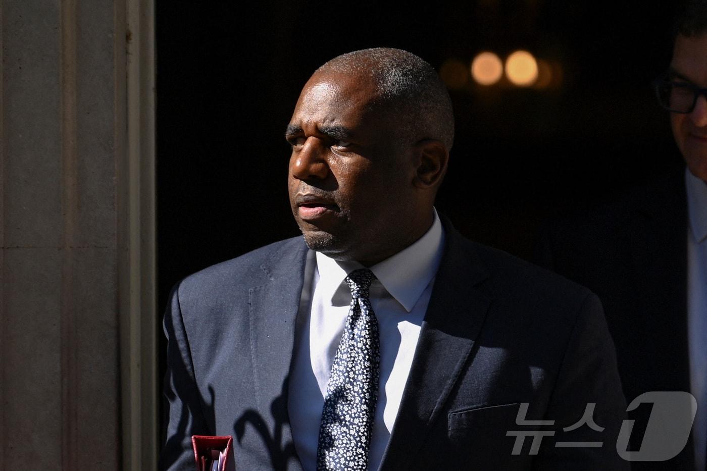 데이비드 래미 영국 외무부 장관이 18일 런던 다우닝가에서 키어 스타머 총리가 주재하는 중동 지역 관련 긴급 회의에 참석한 뒤 취재진의 질문에 답하고 있다. 2025.6.18 ⓒ 로이터=뉴스1 ⓒ News1 강민경 기자