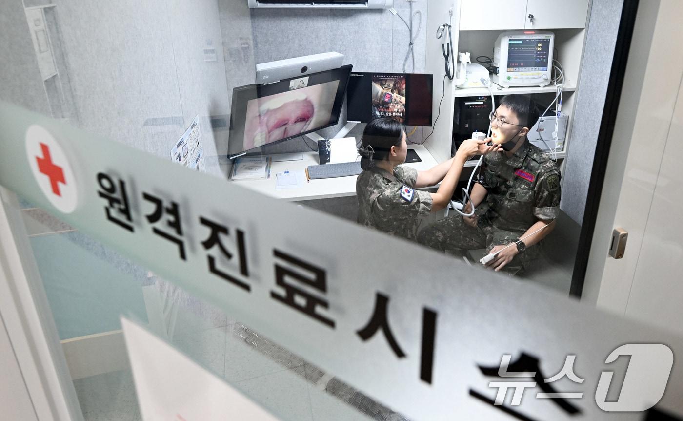 육군부사관학교 유격교육대에 설치된 원격진료시스템에서 의무지원부사관이 군의관의 지시에 따라 환자의 상태를 확인하는 모습. &#40;육군 제공. 재판매 및 DB 금지&#41; 2025.6.20/뉴스1