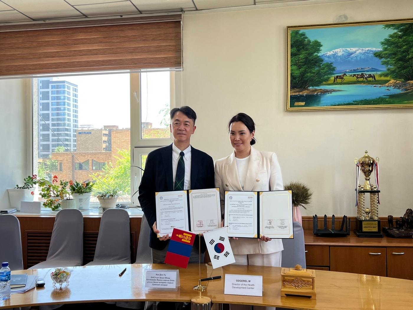 본문 이미지 - 한국보건산업진흥원과 몽골 보건부 산하 보건개발센터(HDC)와 몽골 국비환자 유치 및 의료인 연수협력을 위한 업무협약(MOU).(한국보건산업진흥원 제공)