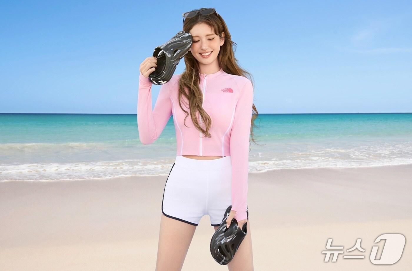 청량감 넘치는 '서프사이드 집업 및 쇼츠'에 '피오르 뮬'로 워터스포츠 코디를 완성한 전소미. (노스페이스 제공)