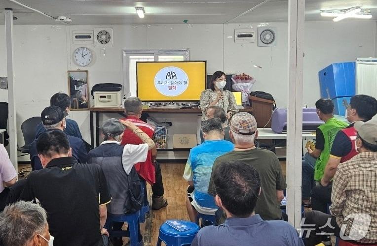 본문 이미지 - 서울 중구가 쪽방촌 주민들을 대상으로 감염병 예방 교육을 실시하고 있다.(중구청 제공)