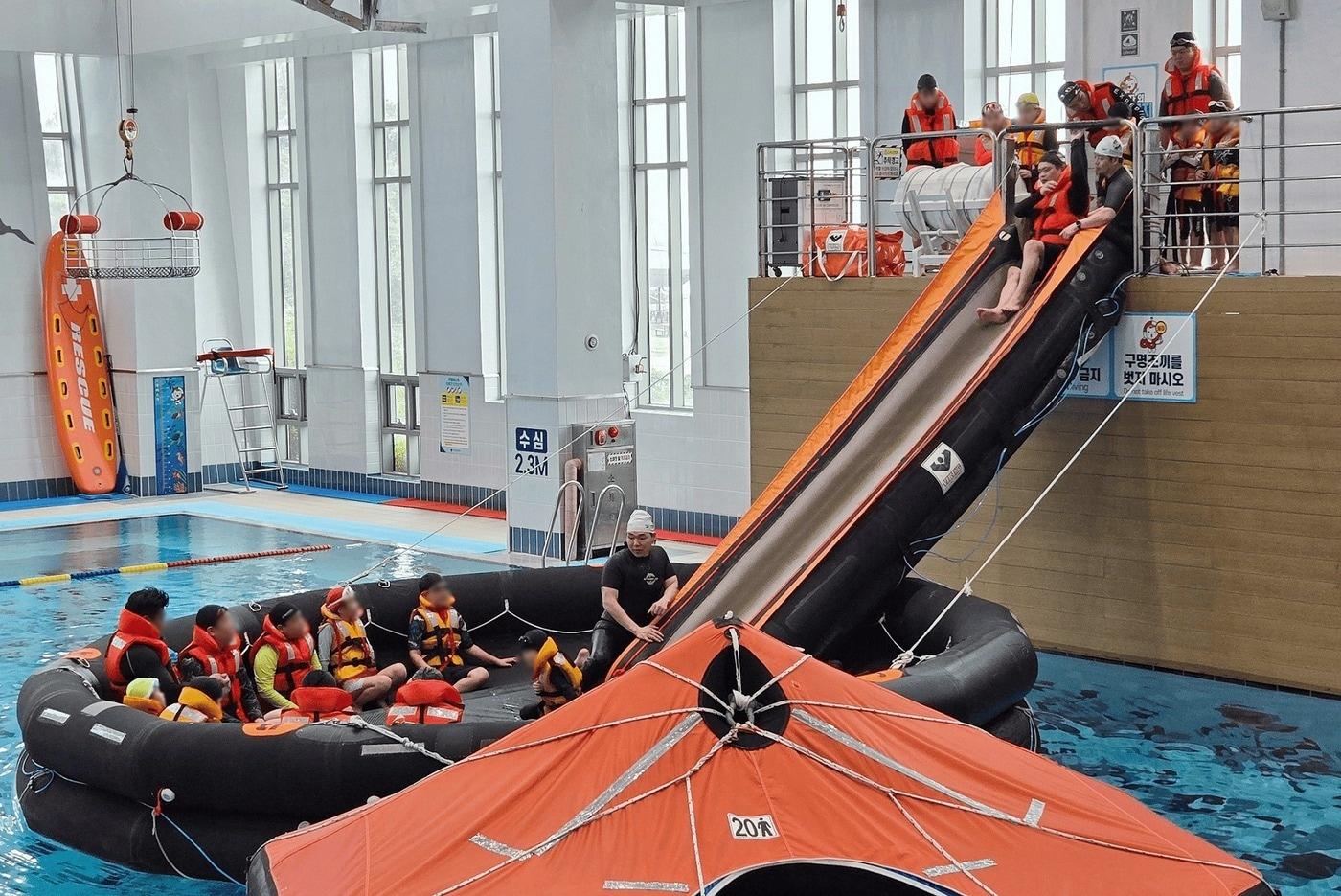  그룹홈 아동 대상 수중 안전교육 현장 사진. (광동제약 제공)