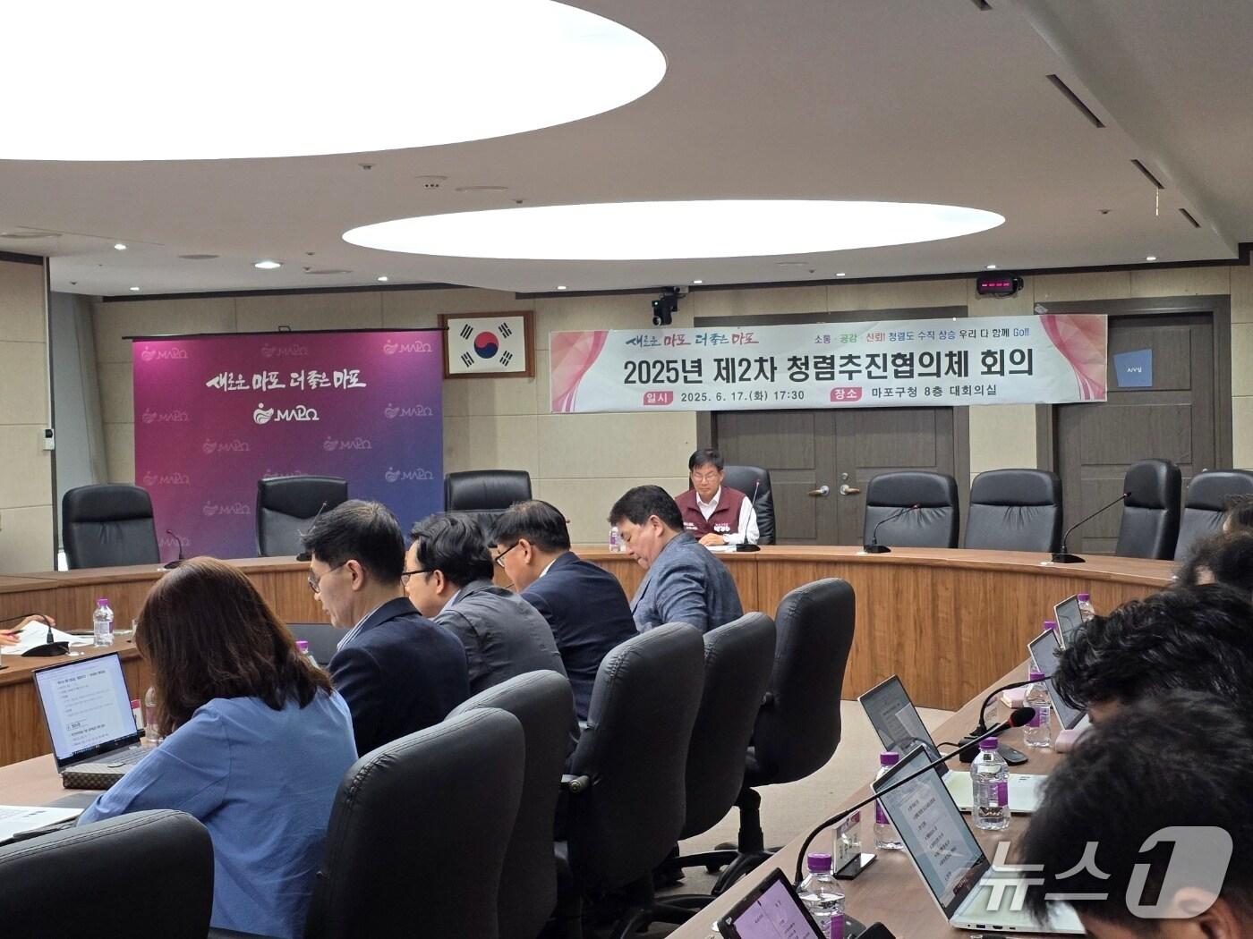 본문 이미지 - 제2차 청렴추진협의체 회의에서 청렴 시책 추진 방향을 공유하고 있는 박강수 마포구청장과 주요 간부들.(마포구청 제공)