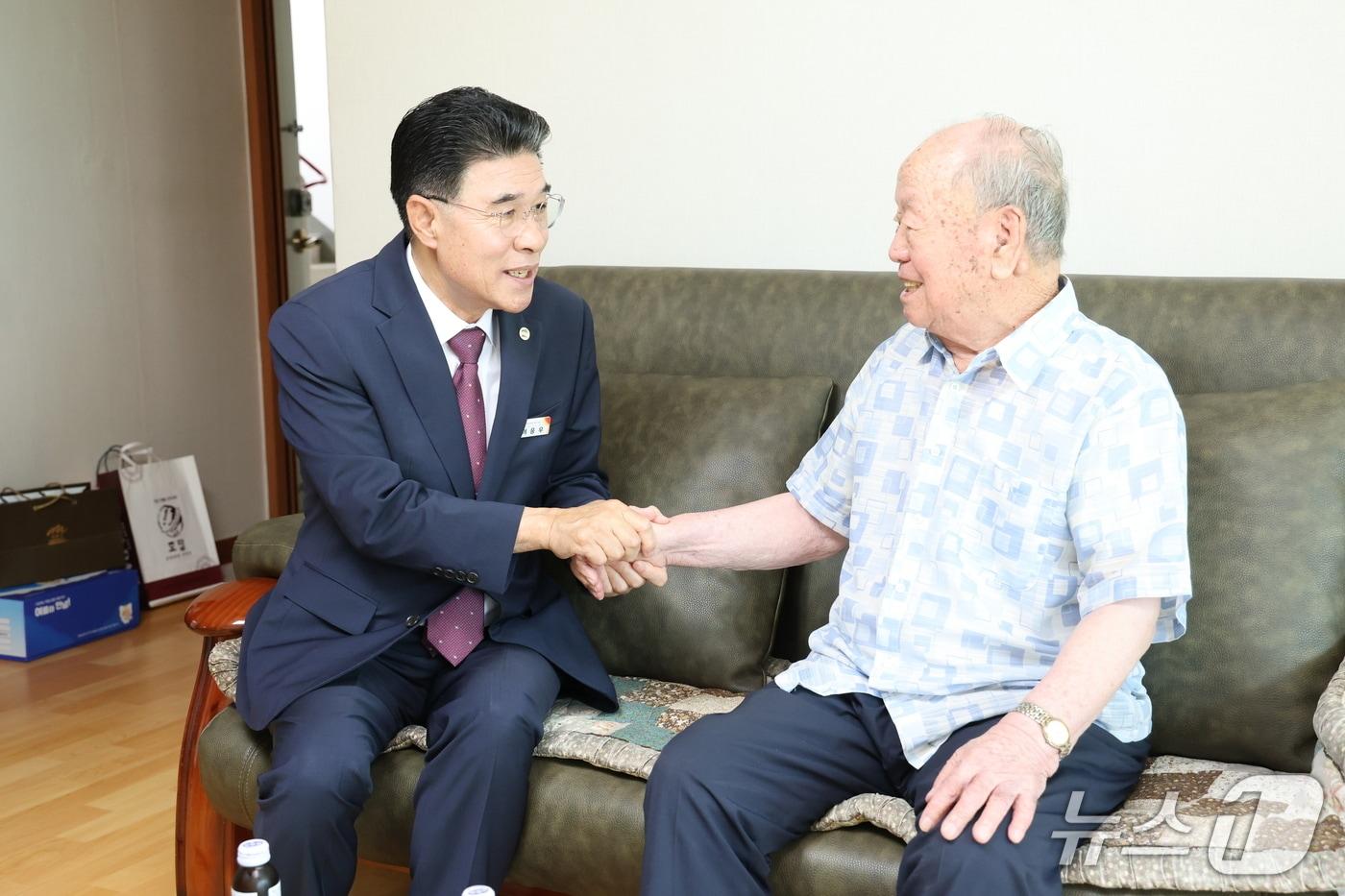 이응우 계룡시장이 6·25참전용사 댁을 방문했다. (계룡시 제공.재판매 및 DB금지)/뉴스1 