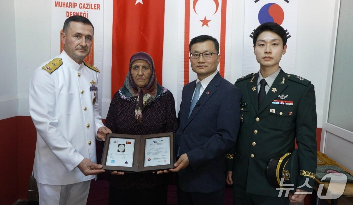 국방부 유해발굴감식단은 튀르키예 참전 용사의 유가족에게 유해 발굴 작업 중 수습한 군 인식표를 전달했다고 밝혔다. &#40;국방부 유해발굴감식단 제공&#41;