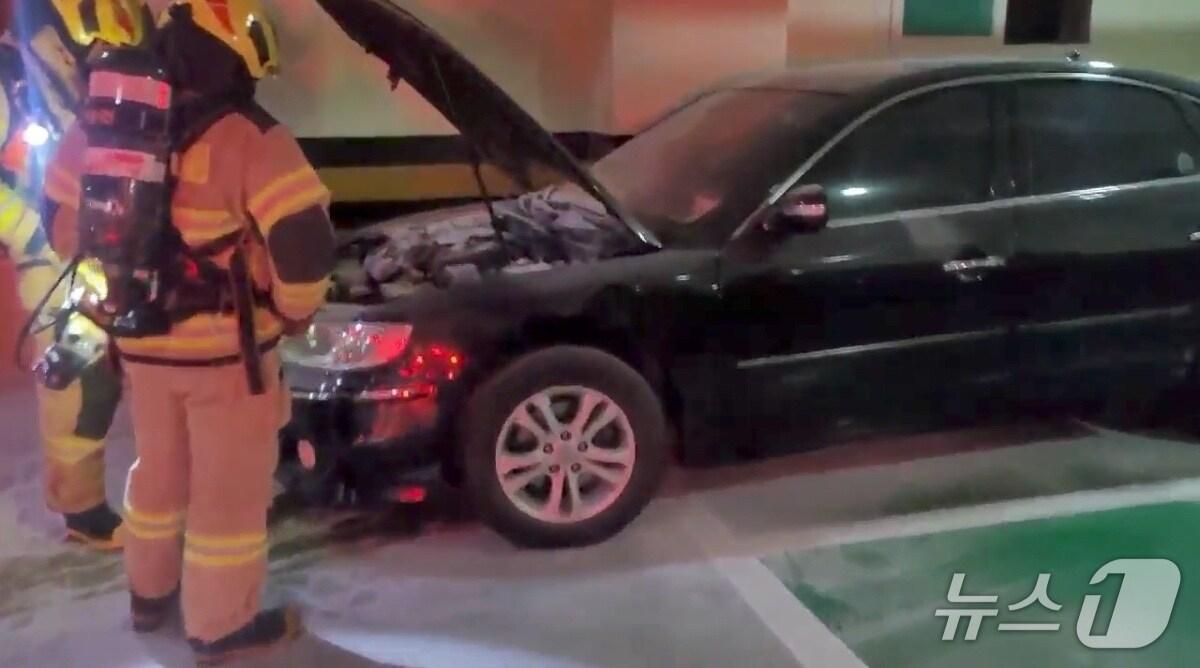본문 이미지 - 지난 19일 밤 제주시 노형동 아파트 주차장에서 발생한 화재 차량 사고.(제주도소방안전본부 제공. 재판매 및 DB 금지)