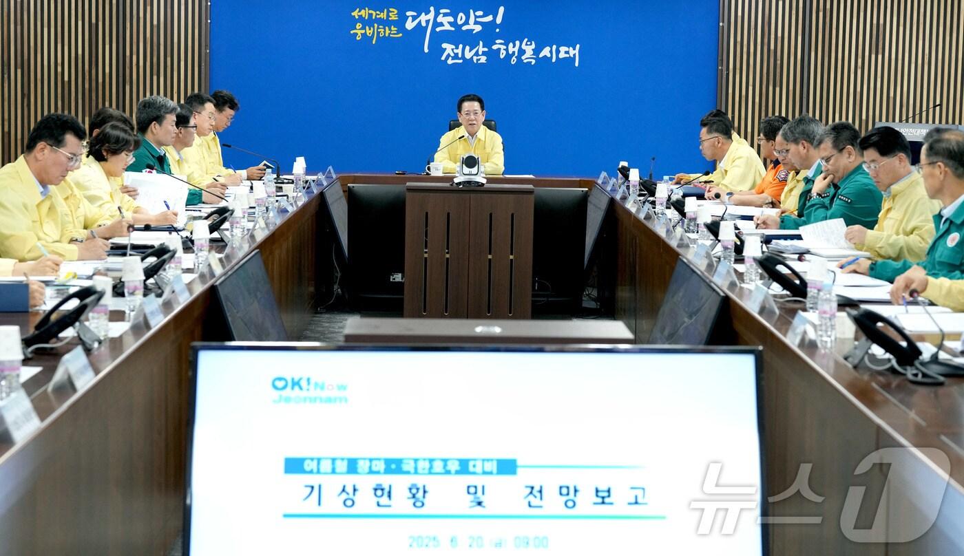 김영록 전라남도지사가 20일 오전 도청 재난종합상황실에서 ‘여름철 장마·극한호우 대비 점검회의’을 주재하고 있다.&#40;전남도 제공. 재판매 및 DB금지&#41; 2025.6.20/뉴스1