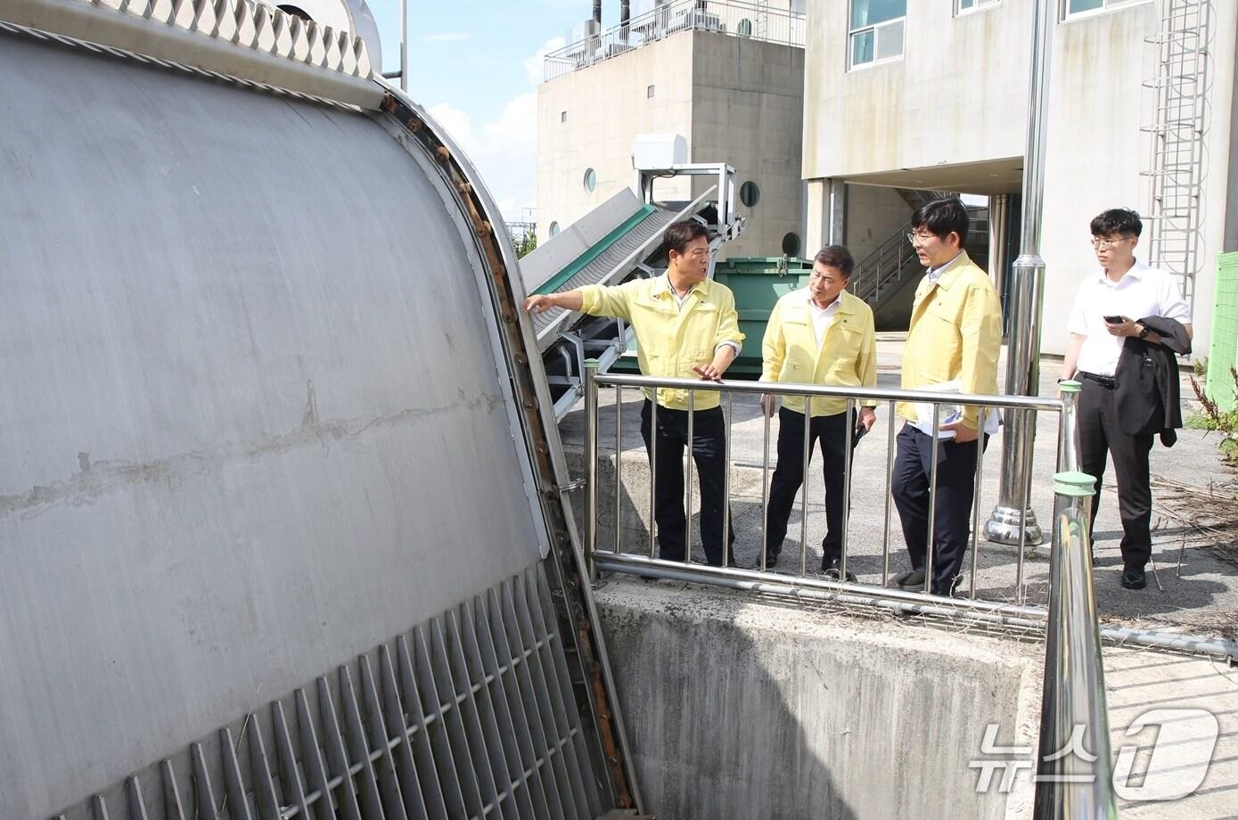 본문 이미지 - 지난 19일 이학수 전북 정읍시장이 장마 대비 재해예방 현장 점검을 실시하고 있다.&#40;정읍시 제공. 재판매 및 DB금지&#41;/뉴스1 