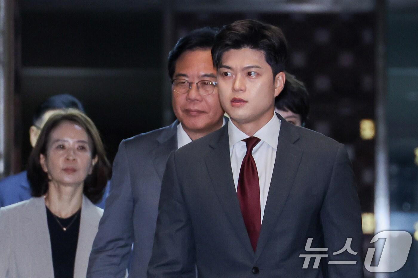 김용태 국민의힘 비상대책위원장(앞줄 오른쪽), 송언석 원내대표가 20일 오전 서울 여의도 국회에서 열린 비리백화점 이재명 정부 인사청문회 대책 긴급의원총회에 입장하고 있다. 2025.6.20/뉴스1 ⓒ News1 안은나 기자