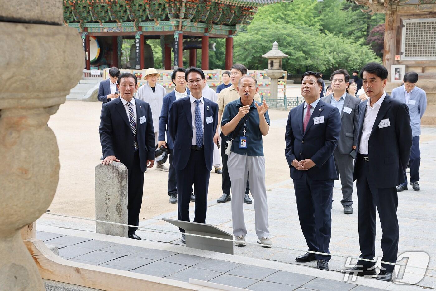 세계문화유산 보유 자치단체 관계자들이 충북 보은군 소재 법주사를 둘러보고 있다. (보은군 제공. 재판매 및 DB금지) /뉴스1 