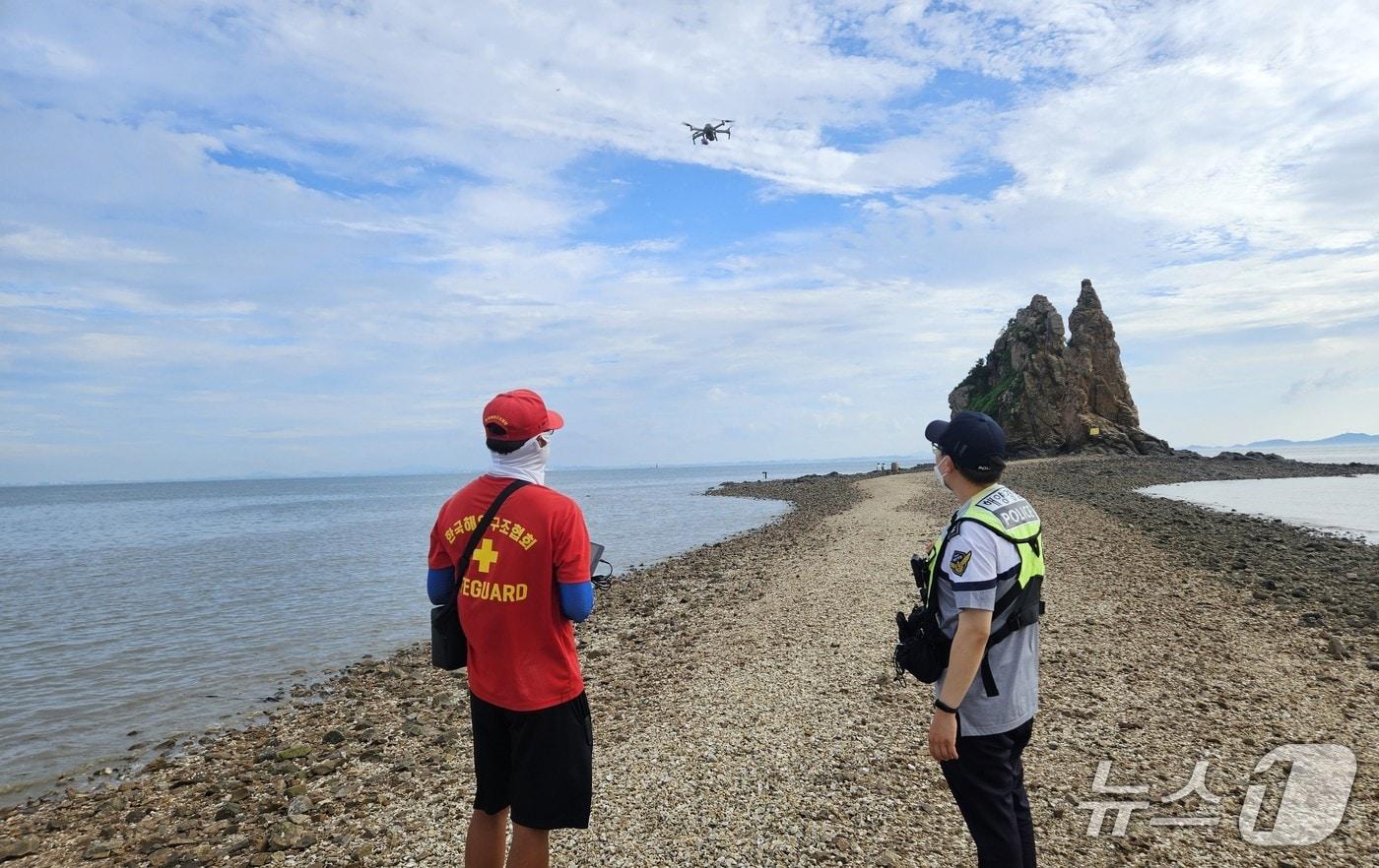 평택해양경찰서 경찰관과 한국해양구조협회 드론팀이 대조기 안전관리를 위해 드론운용 연습을 하고 있다.(평택해경 제공) 