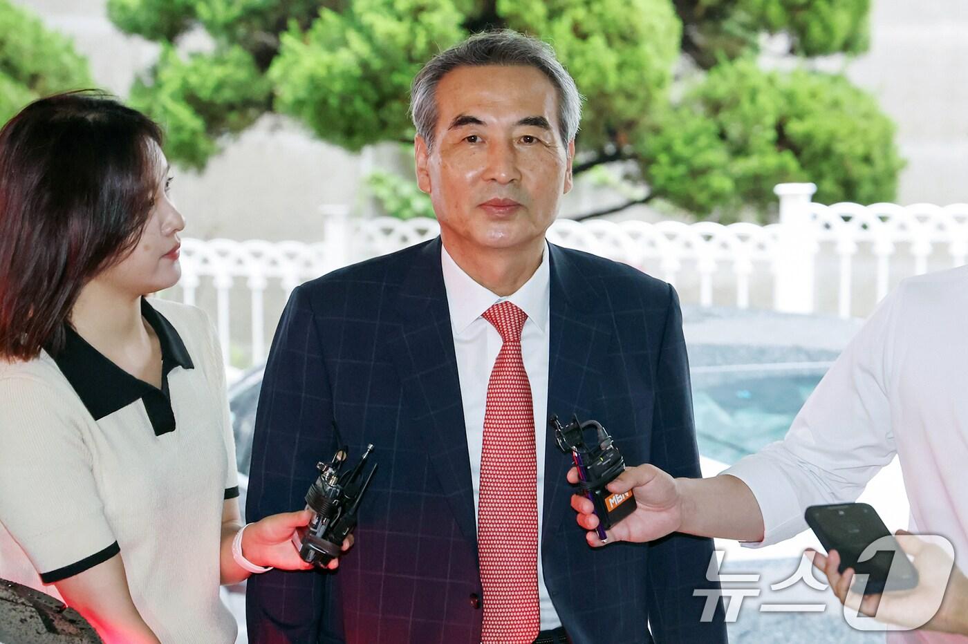 윤석열 전 대통령의 부인 김건희 여사 의혹 관련 사건 수사를 맡은 민중기 특별검사가 20일 오전 서울 서초구 사무실로 출근하고 있다. 2025.6.20/뉴스1 ⓒ News1 민경석 기자