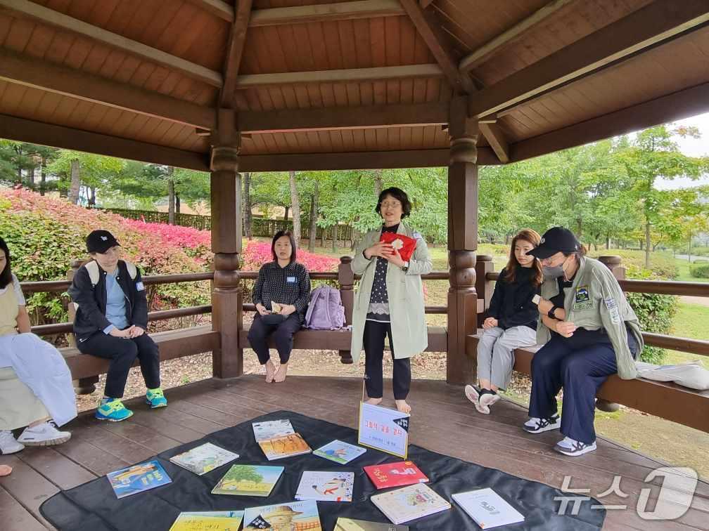 본문 이미지 - 풍경이 있는 도서관, 그림책 길을 걷다 프로그램 모습.(유성구 제공. 재판매 및 DB 금지)/뉴스1