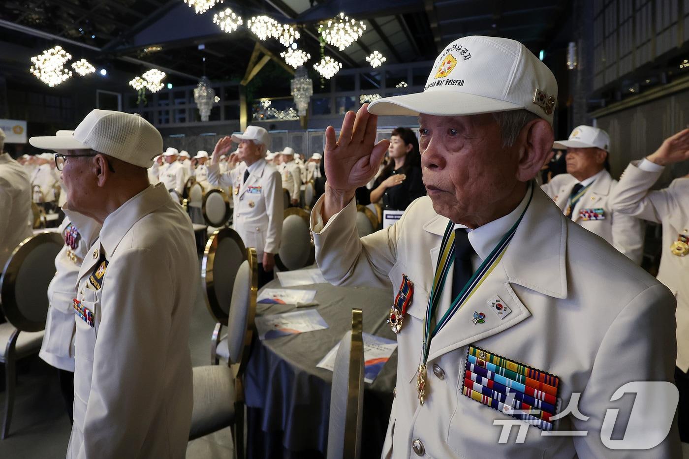 20일 오전 서울 마포구 케이터틀에서 열린 제75주년 6·25전쟁 참전유공자 위로연에서 참전유공자들이 국기에 대한 경례를 하고 있다. 2025.6.20/뉴스1 ⓒ News1 이동해 기자