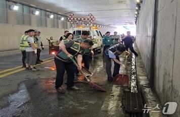 본문 이미지 - 강원 태백시가 지난 19일 절골지하차도에서 배수시설 점검에 나섰다. (태백시 제공. 재판매 및 DB금지) 2025.6.20/뉴스1
