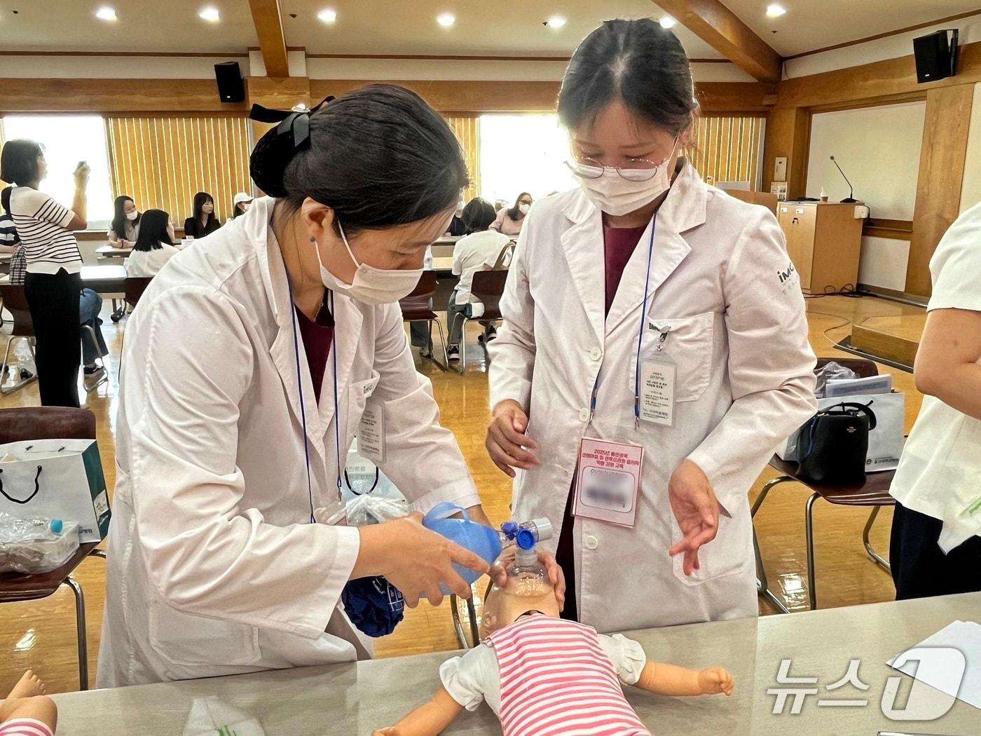 본문 이미지 - 울산대병원이 권역 내 10개 기관 신생아실 및 산후조리원 종사자들을 대상으로 역량 강화 교육을 실시했다.(울산대학교병원제공. 재판매 및 DB 금지)