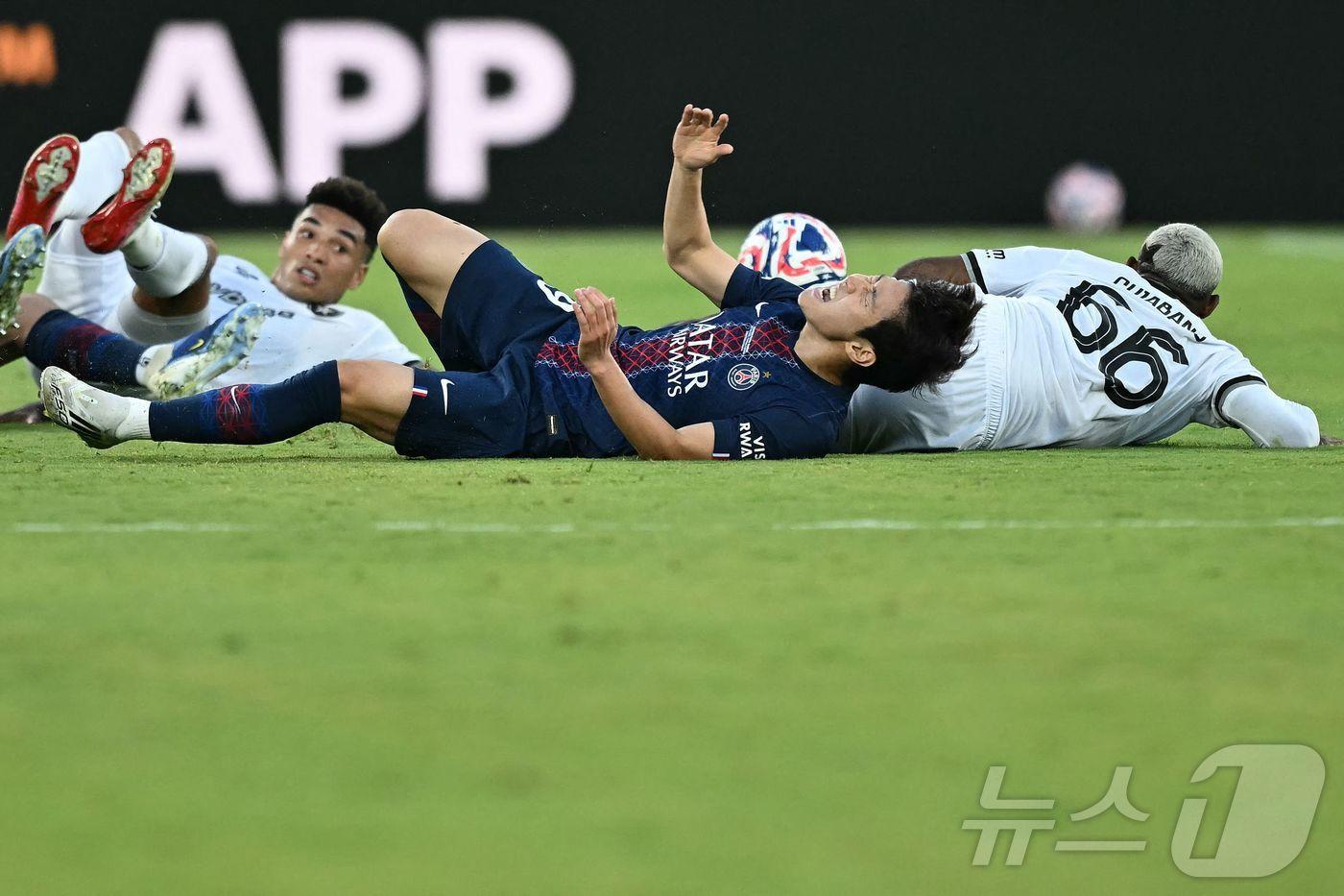 보타포구와의 경기에서 태클에 걸려 넘어진 PSG의 이강인ⓒ AFP=뉴스1