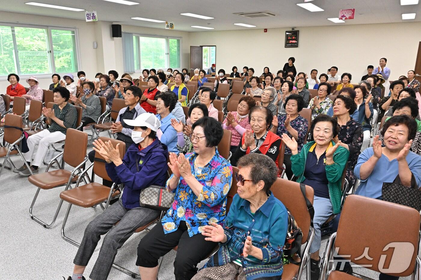 강원 정선군자원봉사센터의 &#39;수리취와 추억나누기&#39; 프로그램이 지난 19일 고한읍 고한경로대학에서 열렸다. &#40;정선군 제공. 재판매 및 DB금지&#41; 2025.6.20/뉴스1