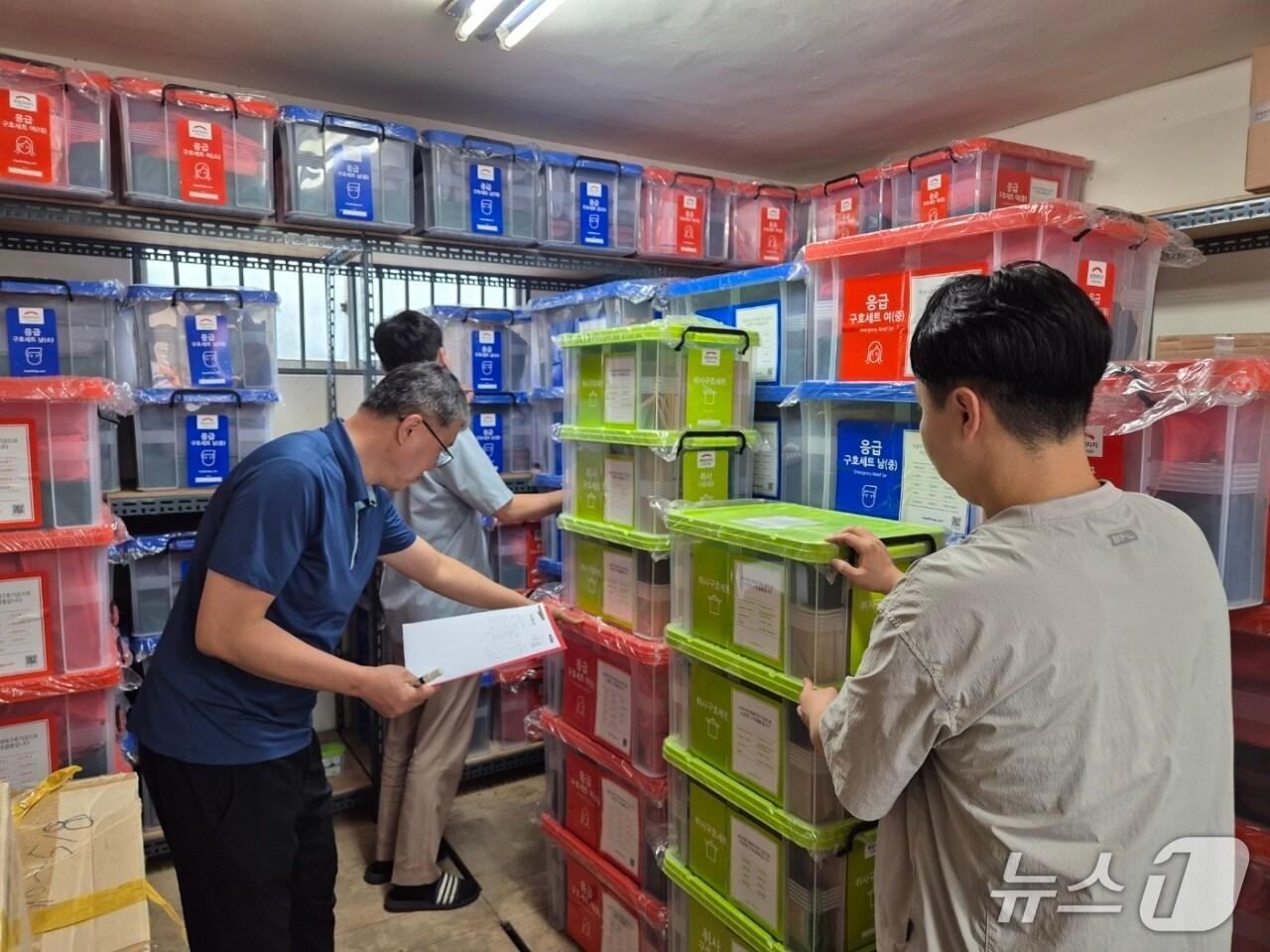본문 이미지 - 대덕구 직원들이 재해구호물자 점검을 하고 있다.(대덕구 제공. 재판매 및 DB 금지)/뉴스1