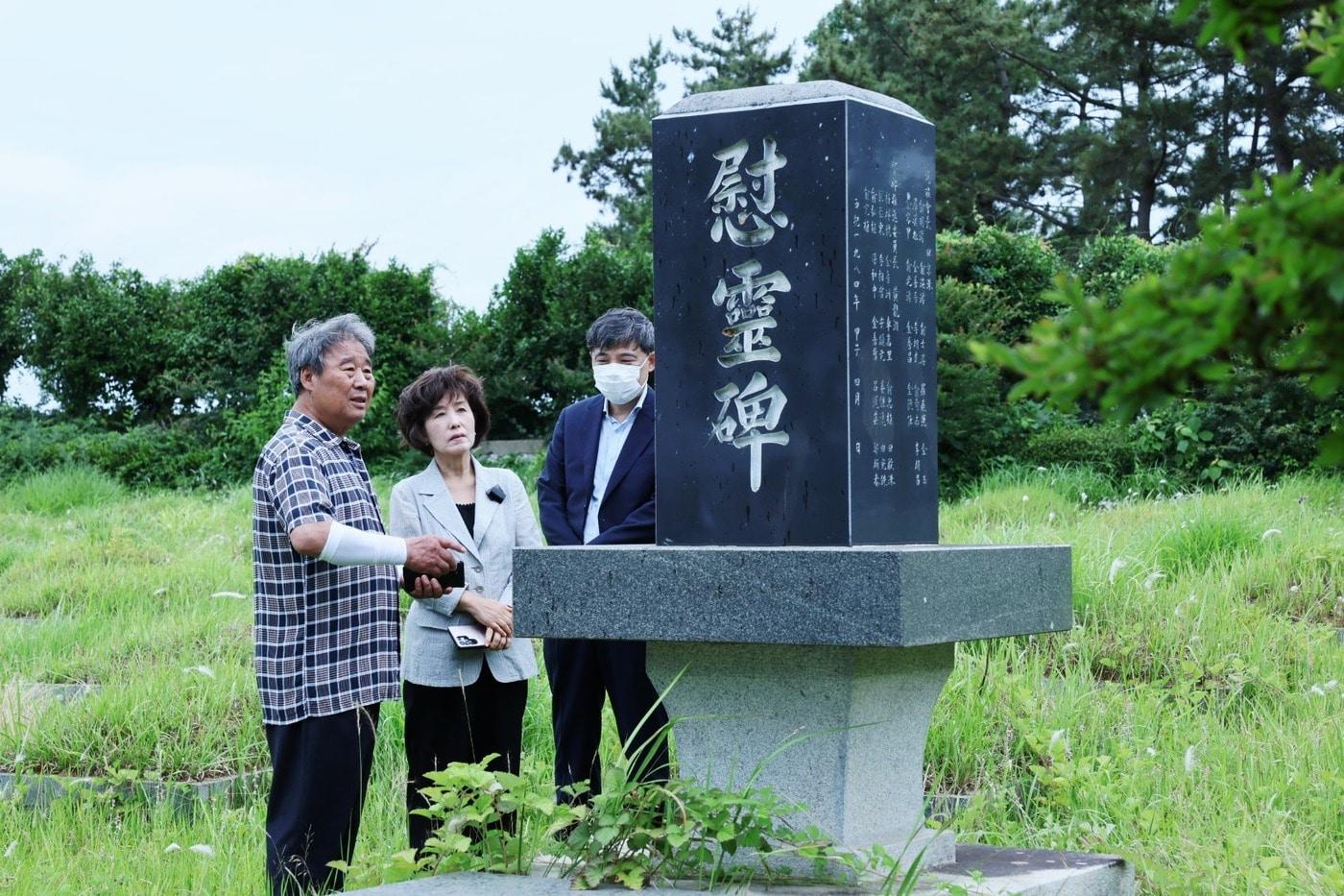 박선영 진실화해위원장이 20일 오전 전남 무안 해제면 천장리 위령비를 찾아 희생자를 추모하는 모습&#40;진실화해위 제공&#41;