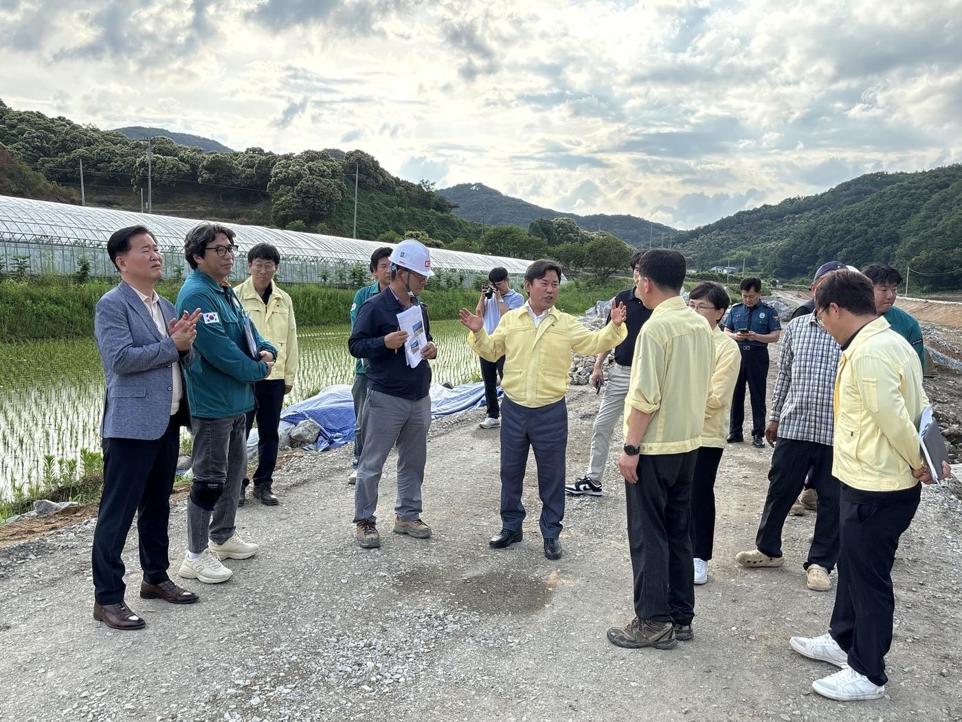본문 이미지 - 박정현 부여군수(가운데)가 ‘은산천 개선복구 사업’ 현장을 찾아 관계자들에게 피해 재발 방지를 당부하고 있다.(부여군 제공. 재판매 및 DB 금지) /뉴스1