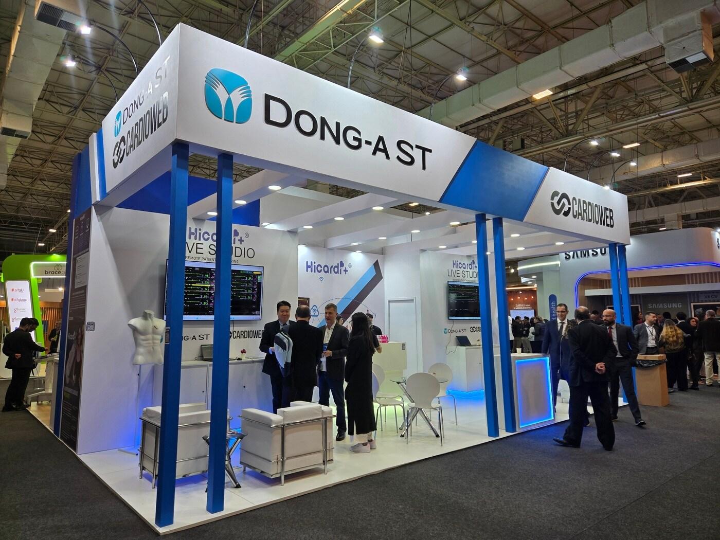 본문 이미지 -  브라질 상파울루 심장학회 SOCEP 2025의 동아에스티, CARDIO WEB 공동 부스. (동아에스티 제공)