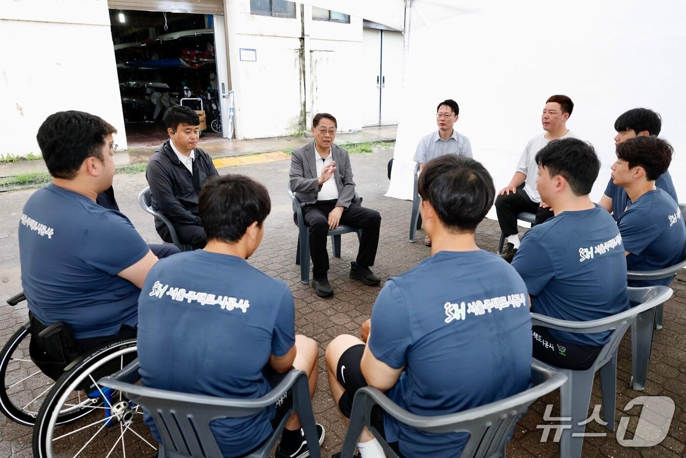 황상하 사장이 호국 보훈의 달을 맞아 미사경정공원조정카누경기장을 방문해 훈련 중인 장애인 조정팀 선수들을 격려하는 모습 (SH공사 제공)