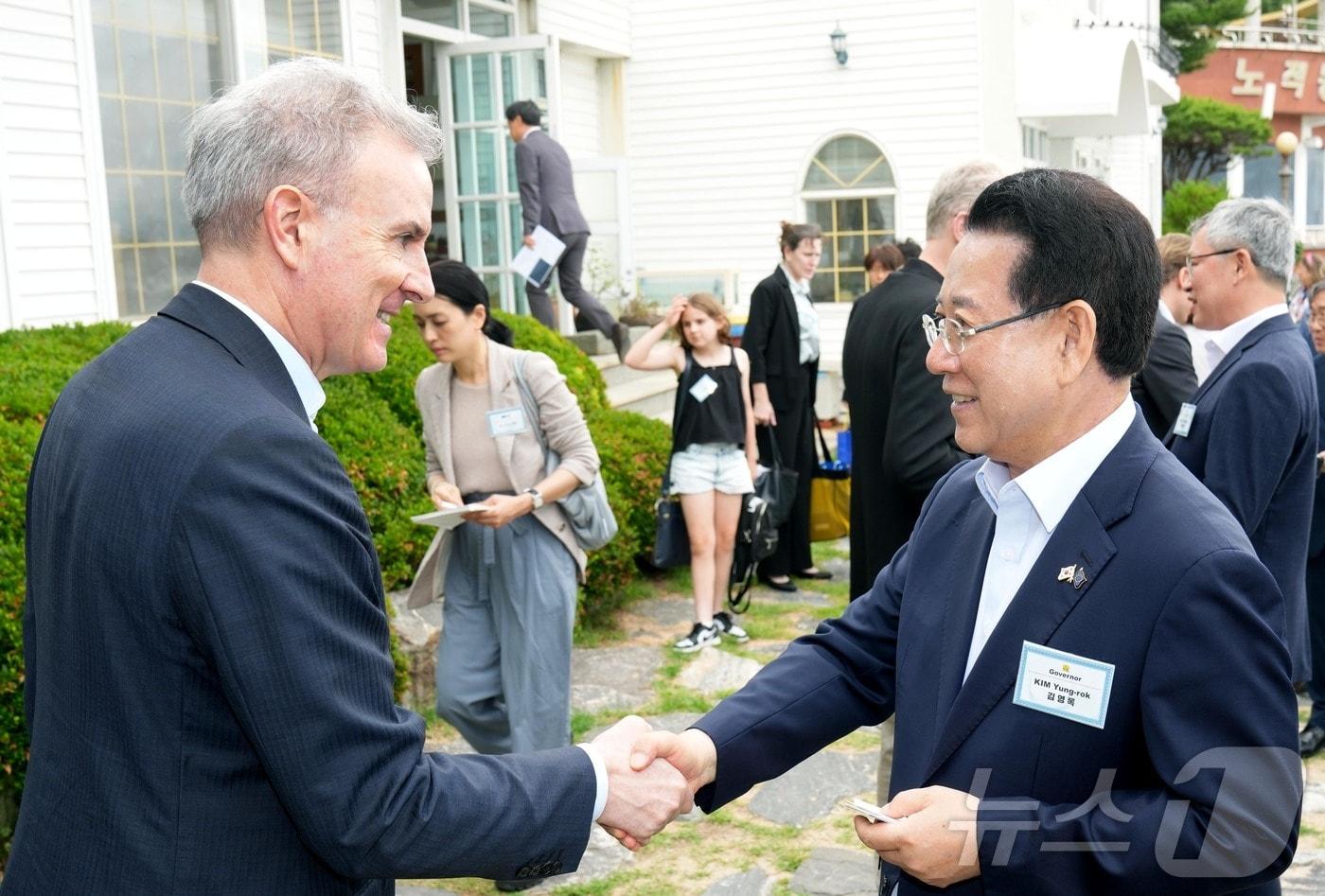 김영록 전라남도지사가 20일 목포에서 열린 ‘주한 EU 대사단 간담회’에 참석, 대사단과 인사를 나누고 있다.&#40;전남도 제공. 재판매 및 DB금지&#41; 2025.6.20/뉴스1 ⓒ News1 전원 기자