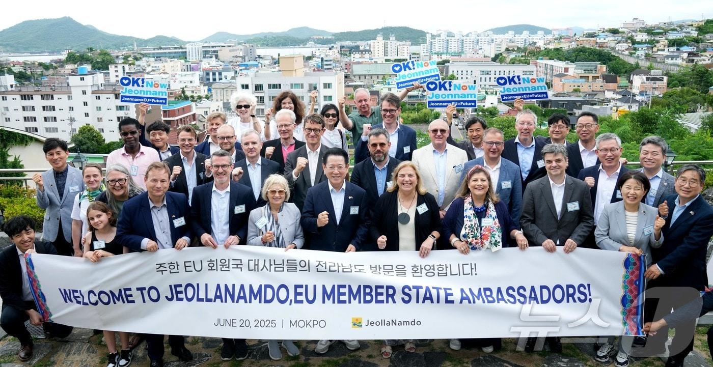 김영록 전라남도지사가 20일 목포에서 열린 ‘주한 EU 대사단 간담회’에 참석, EU 대사단과 간담회를 마친 뒤 기념촬영을 하고 있다.&#40;전남도 제공. 재판매 및 DB금지&#41; 2025.6.20/뉴스1 