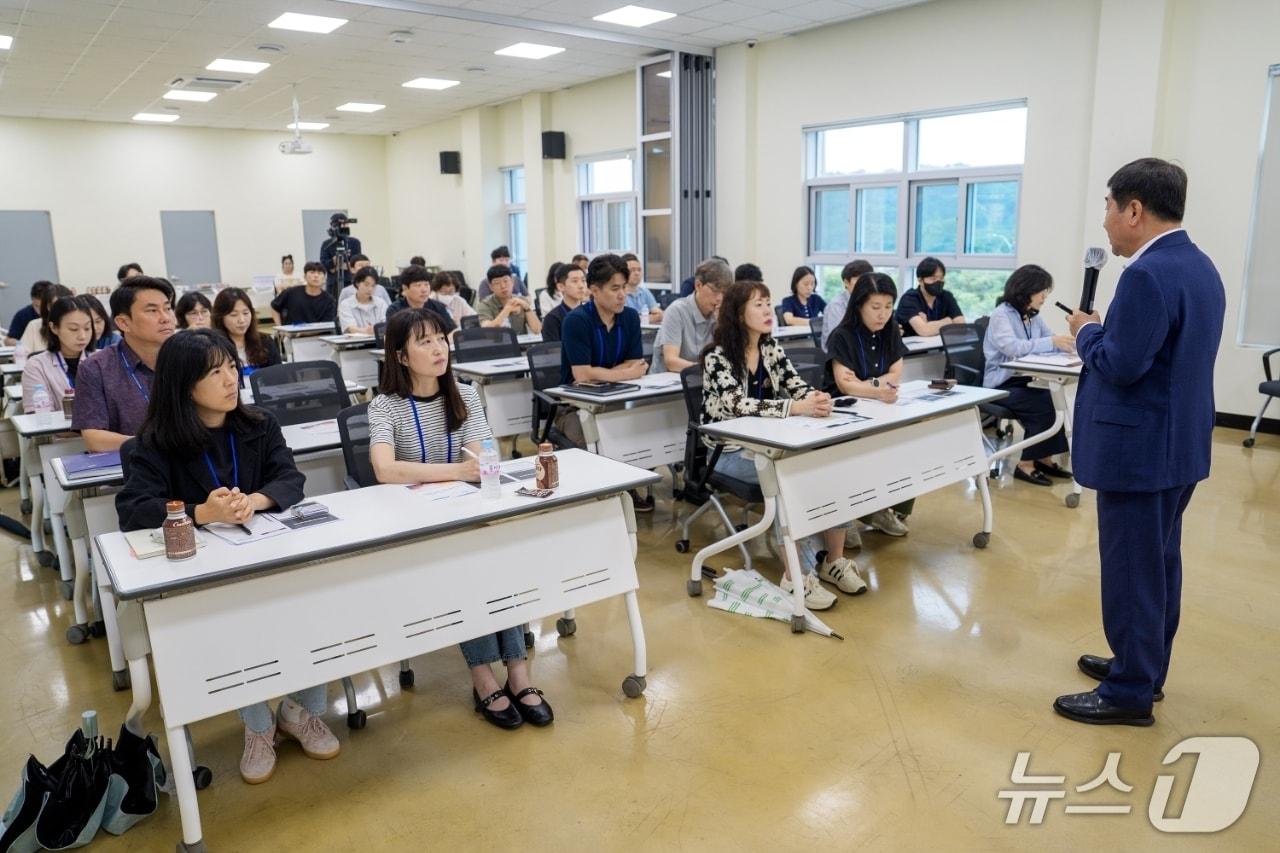 본문 이미지 - 증평군은 20일 34플러스센터에서 공직자 50여 명을 대상으로 '증평군 새로고침 공직자 역량 강화 특강'을 진행했다.(증평군 제공, 재판매 및 DB금지)/뉴스1