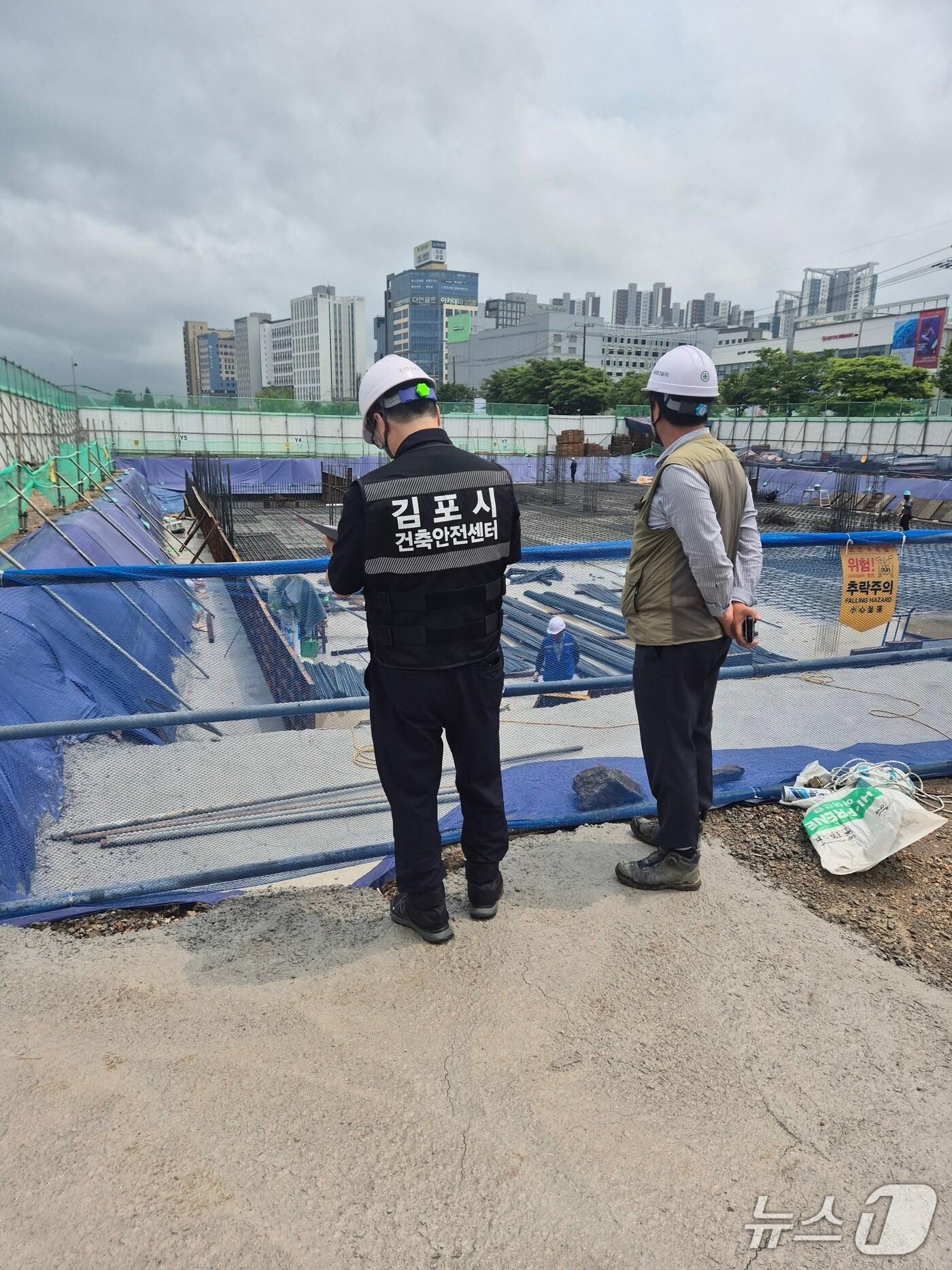 본문 이미지 - 공사장 점검(경기 김포시 제공.재판매 및 DB금지)