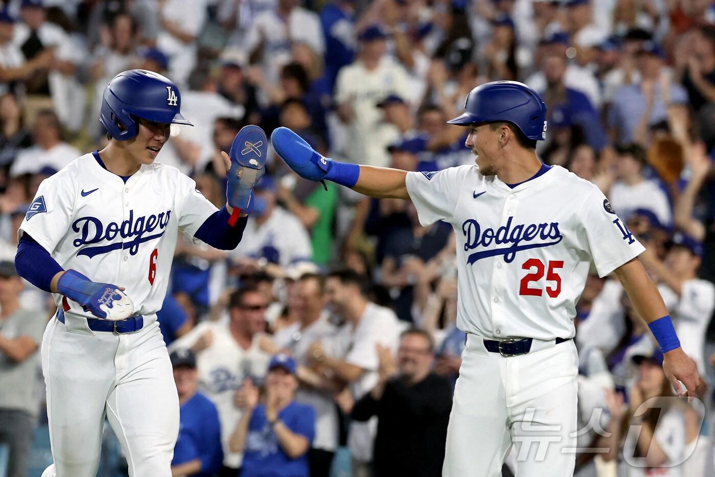 김혜성(왼쪽)이 20일(한국시간) 열린 샌디에이고 파드리스와의 경기에서 안타를 때린 뒤 토미 에드먼과 하이파이브를 하고 있다. ⓒ AFP=뉴스1