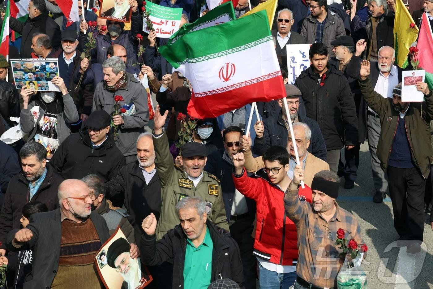 이란 국민들이 지난 1월17일 수도 테헤란에서 열린 금요일 정오예배 후 집회에서 가자 휴전협상 타결을 축하하고 있다. 2025.01.17.<자료사진> ⓒ AFP=뉴스1